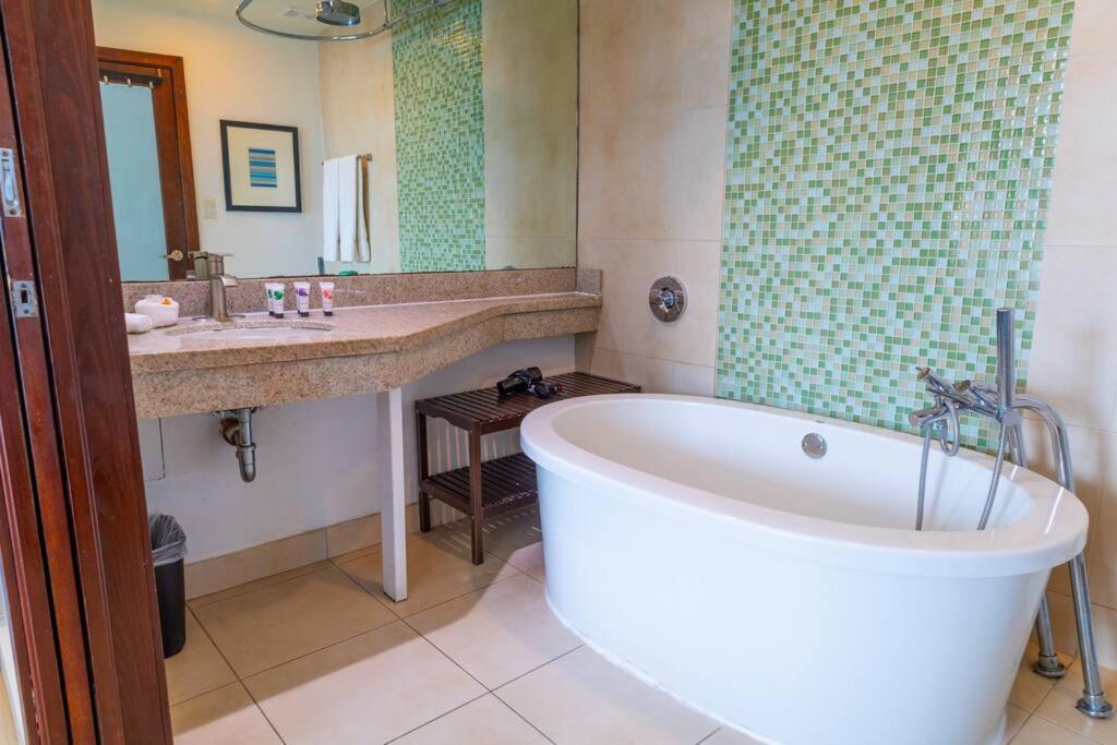 1 Bedroom With King Bed And Roof-top Pool And Bar C503 Appartement Miami Beach